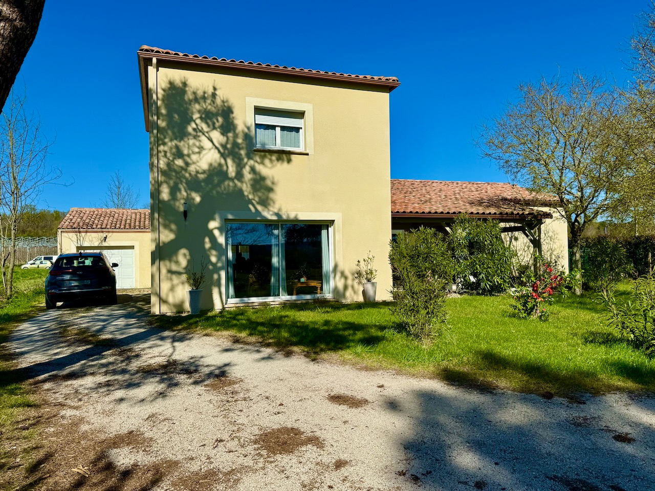 Maison de plain-pied de 165m2  sur un terrain de 1500m2 à 5 minutes des commerces dans un quartier calme à Villeneuve-sur-Lot. Vous cherchez une maison avec aucun travaux à Villeneuve sur lot avec 4 chambres et une belle pièce de vie ? Ne cherchez plus la