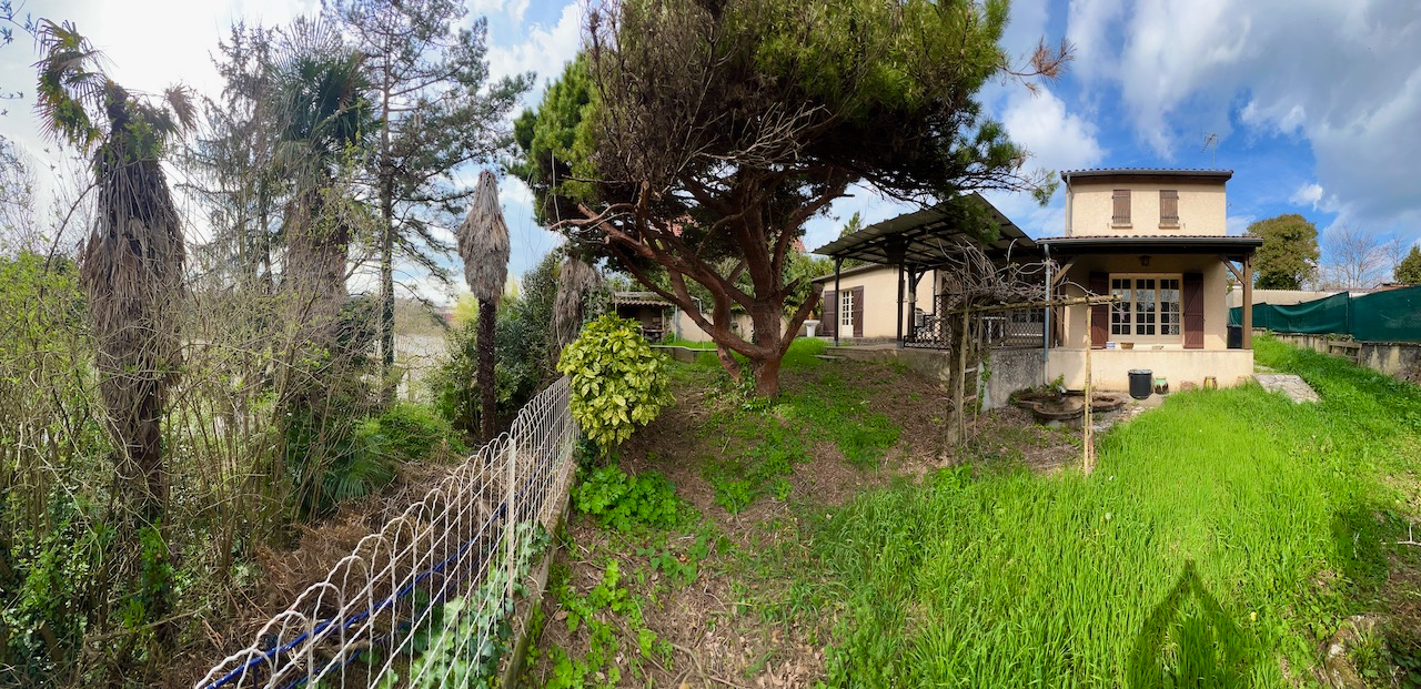 Maison au bord du Lot à Villeneuve sur Lot ! Dans un des quartiers les plus demandés de la bastide, maison principale de plain pied d'environ 134,34m2 avec terrasse et jardin offrant une vue appréciée sur la rivière. Ce logement propose une cuisine, un sa