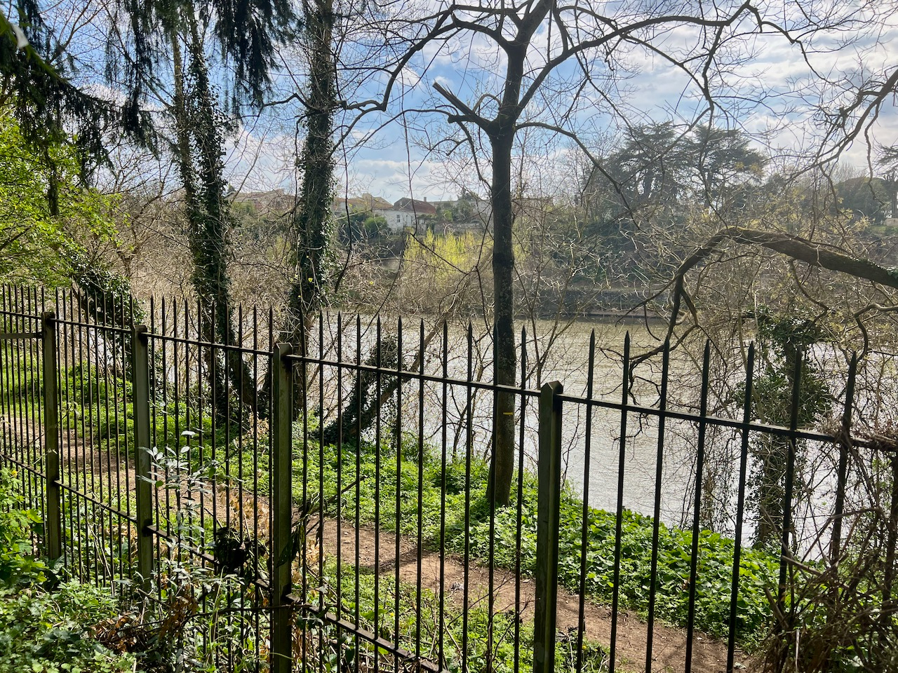 Photo Maison au bord du Lot à Villeneuve sur Lot ! Dans un des quartiers les plus demandés de la bastide, maison principale de plain pied d'environ 134,34m2 avec terrasse et jardin offrant une vue appréciée sur la rivière. Ce logement propose une cuisine, un sa image 2/6