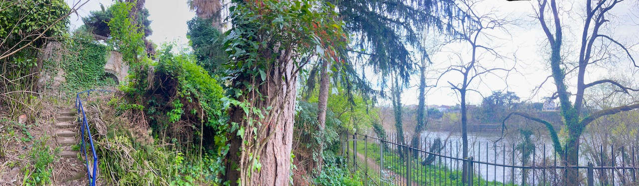 Photo Maison au bord du Lot à Villeneuve sur Lot ! Dans un des quartiers les plus demandés de la bastide, maison principale de plain pied d'environ 134,34m2 avec terrasse et jardin offrant une vue appréciée sur la rivière. Ce logement propose une cuisine, un sa image 3/6