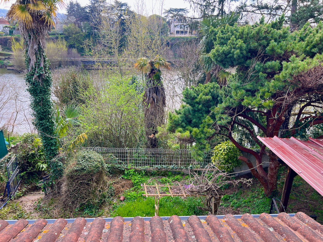 Photo Maison au bord du Lot à Villeneuve sur Lot ! Dans un des quartiers les plus demandés de la bastide, maison principale de plain pied d'environ 134,34m2 avec terrasse et jardin offrant une vue appréciée sur la rivière. Ce logement propose une cuisine, un sa image 4/6