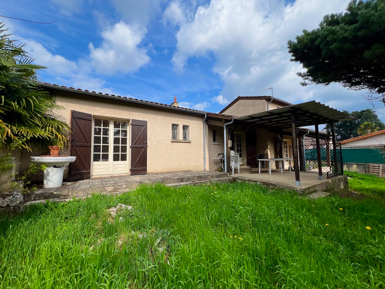 Photo Maison au bord du Lot à Villeneuve sur Lot ! Dans un des quartiers les plus demandés de la bastide, maison principale de plain pied d'environ 134,34m2 avec terrasse et jardin offrant une vue appréciée sur la rivière. Ce logement propose une cuisine, un sa image 5/6