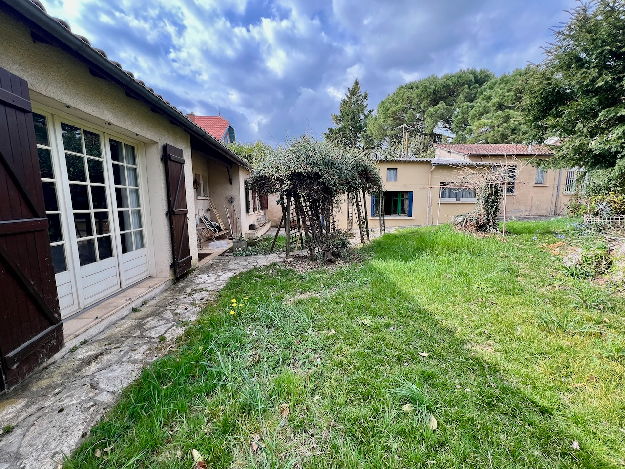 Photo Maison au bord du Lot à Villeneuve sur Lot ! Dans un des quartiers les plus demandés de la bastide, maison principale de plain pied d'environ 134,34m2 avec terrasse et jardin offrant une vue appréciée sur la rivière. Ce logement propose une cuisine, un sa image 6/6