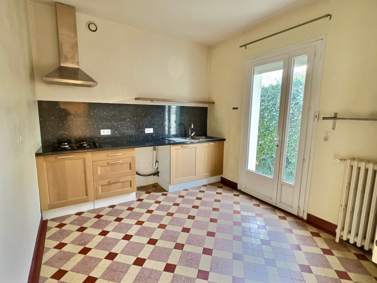 Photo Maison en pierres d'environ 108m2  à Villeneuve sur Lot, proche des commerces à pied avec jardin. image 4/6