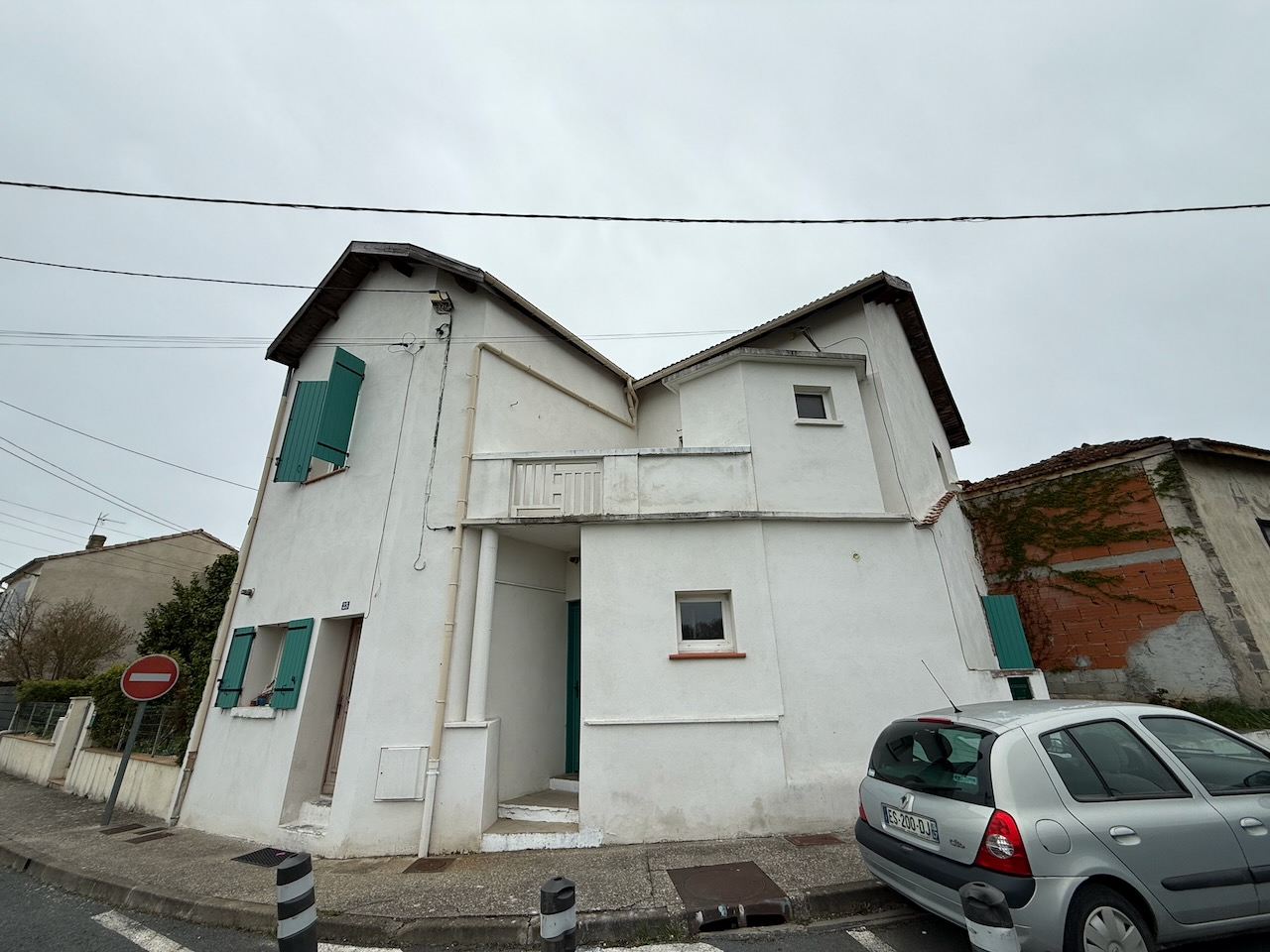 Vous cherchez un investissement locatif ? Cet immeuble composé de 2 appartements de type 3 de 71m2 et 63m2. Un est loué 450 dont 20 de charge et un autre appartement était loué  460. Loyer potentiel annuel : 10 920/an. Chauffage au gaz, double vitrage