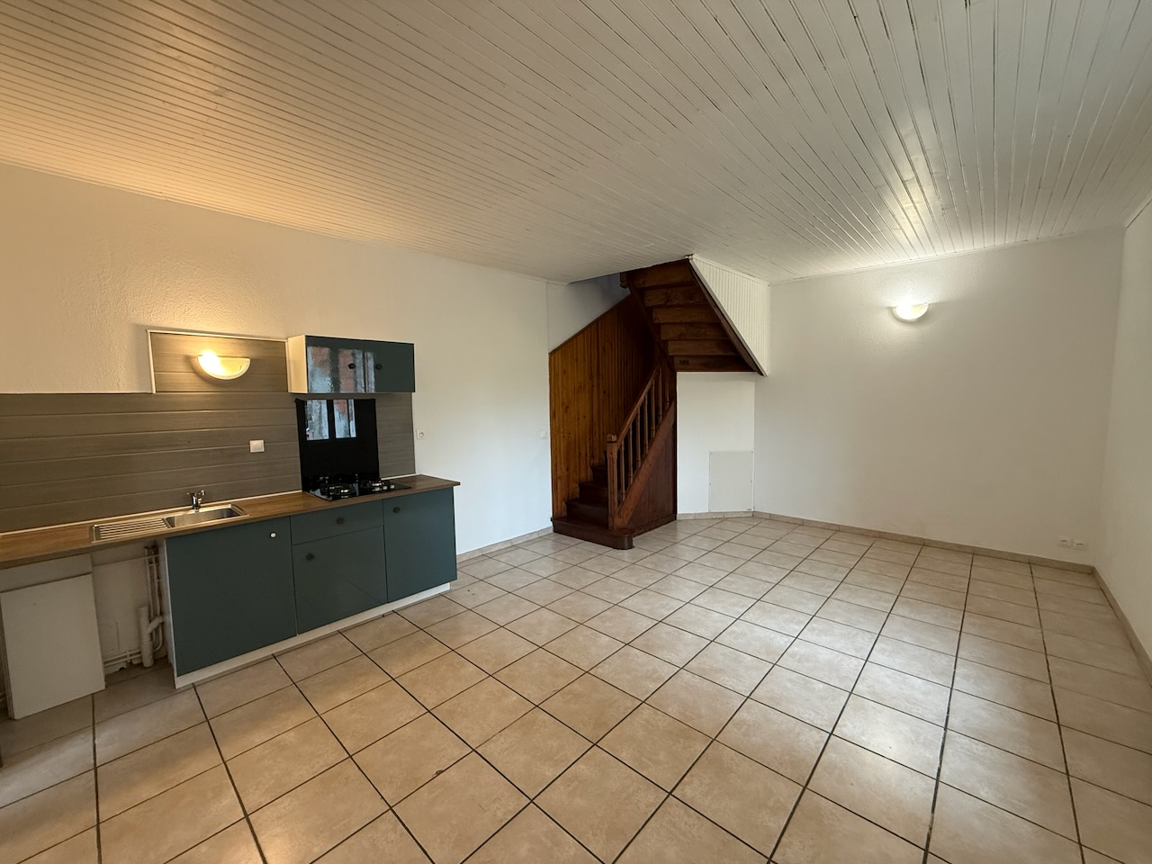 Photo Vous cherchez un investissement locatif ? Cet immeuble composé de 2 appartements de type 3 de 71m2 et 63m2. Un est loué 450 dont 20 de charge et un autre appartement était loué  460. Loyer potentiel annuel : 10 920/an. Chauffage au gaz, double vitrage image 2/6