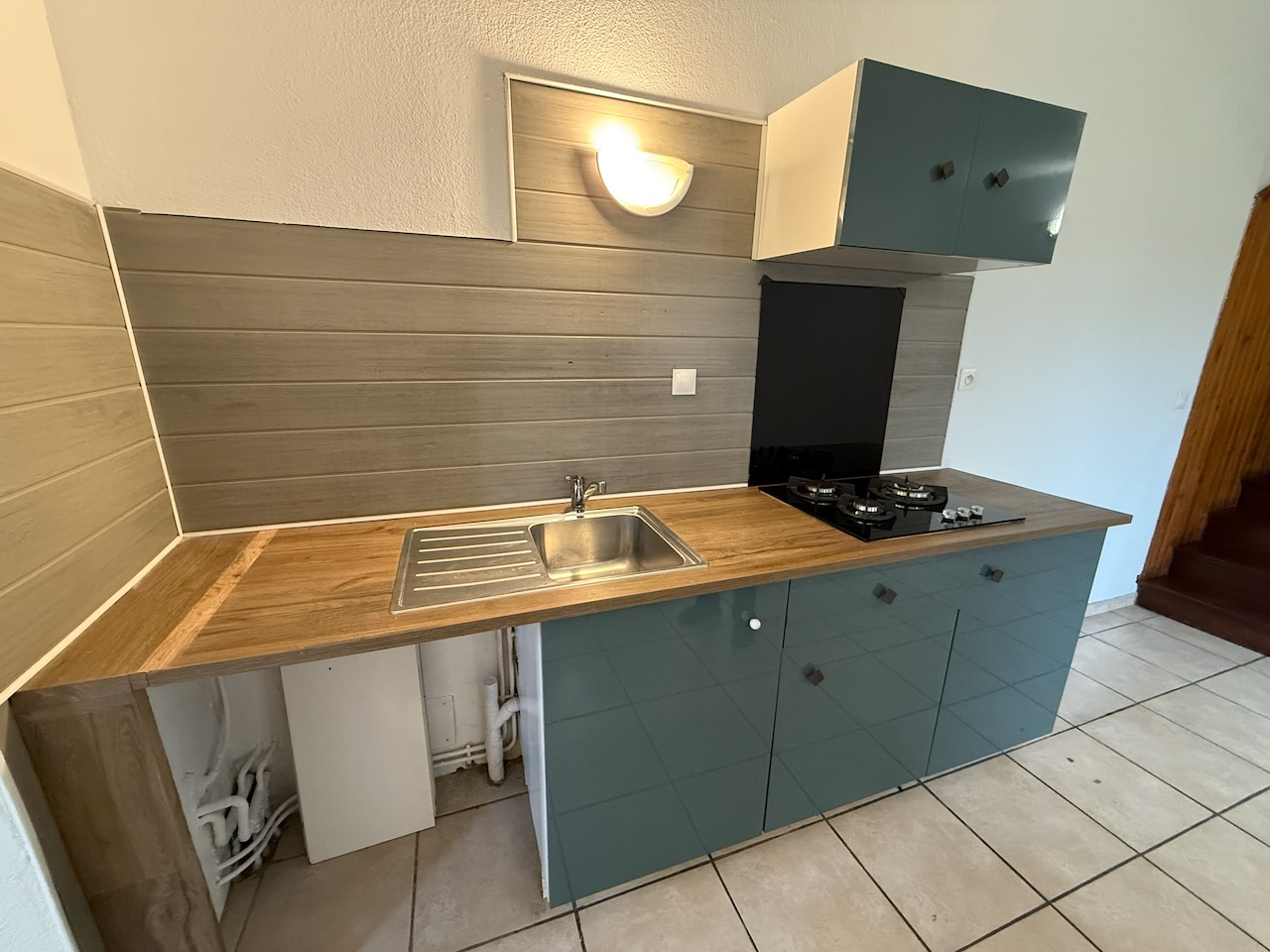 Photo Vous cherchez un investissement locatif ? Cet immeuble composé de 2 appartements de type 3 de 71m2 et 63m2. Un est loué 450 dont 20 de charge et un autre appartement était loué  460. Loyer potentiel annuel : 10 920/an. Chauffage au gaz, double vitrage image 3/6