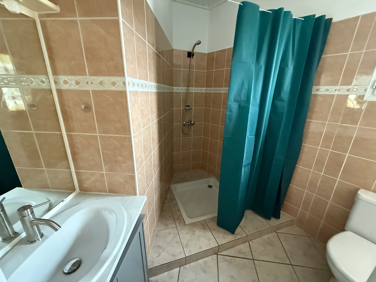 Photo Vous cherchez un investissement locatif ? Cet immeuble composé de 2 appartements de type 3 de 71m2 et 63m2. Un est loué 450 dont 20 de charge et un autre appartement était loué  460. Loyer potentiel annuel : 10 920/an. Chauffage au gaz, double vitrage image 4/6
