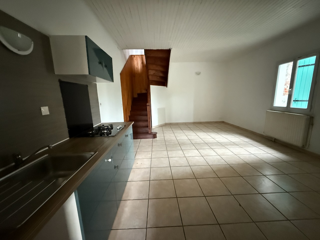 Photo Vous cherchez un investissement locatif ? Cet immeuble composé de 2 appartements de type 3 de 71m2 et 63m2. Un est loué 450 dont 20 de charge et un autre appartement était loué  460. Loyer potentiel annuel : 10 920/an. Chauffage au gaz, double vitrage image 5/6