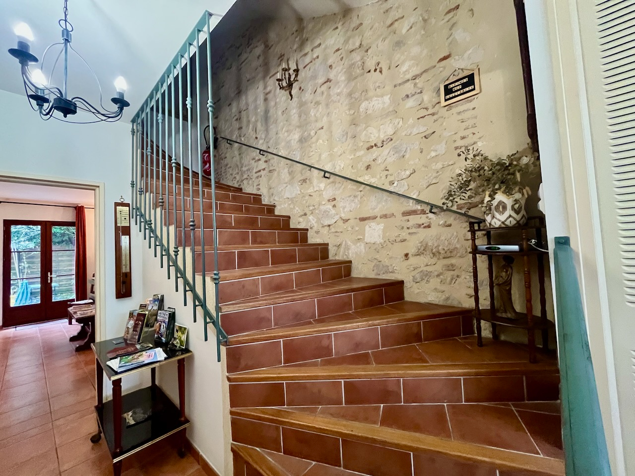 Maison à Villeneuve sur Lot pour investissement locatif Cette maison de 208 m² offre un fort potentiel locatif et une configuration parfaitement adaptée à la location courte durée ou à la nuitée. Le bien se compose de cinq studios indépendants, tous équip