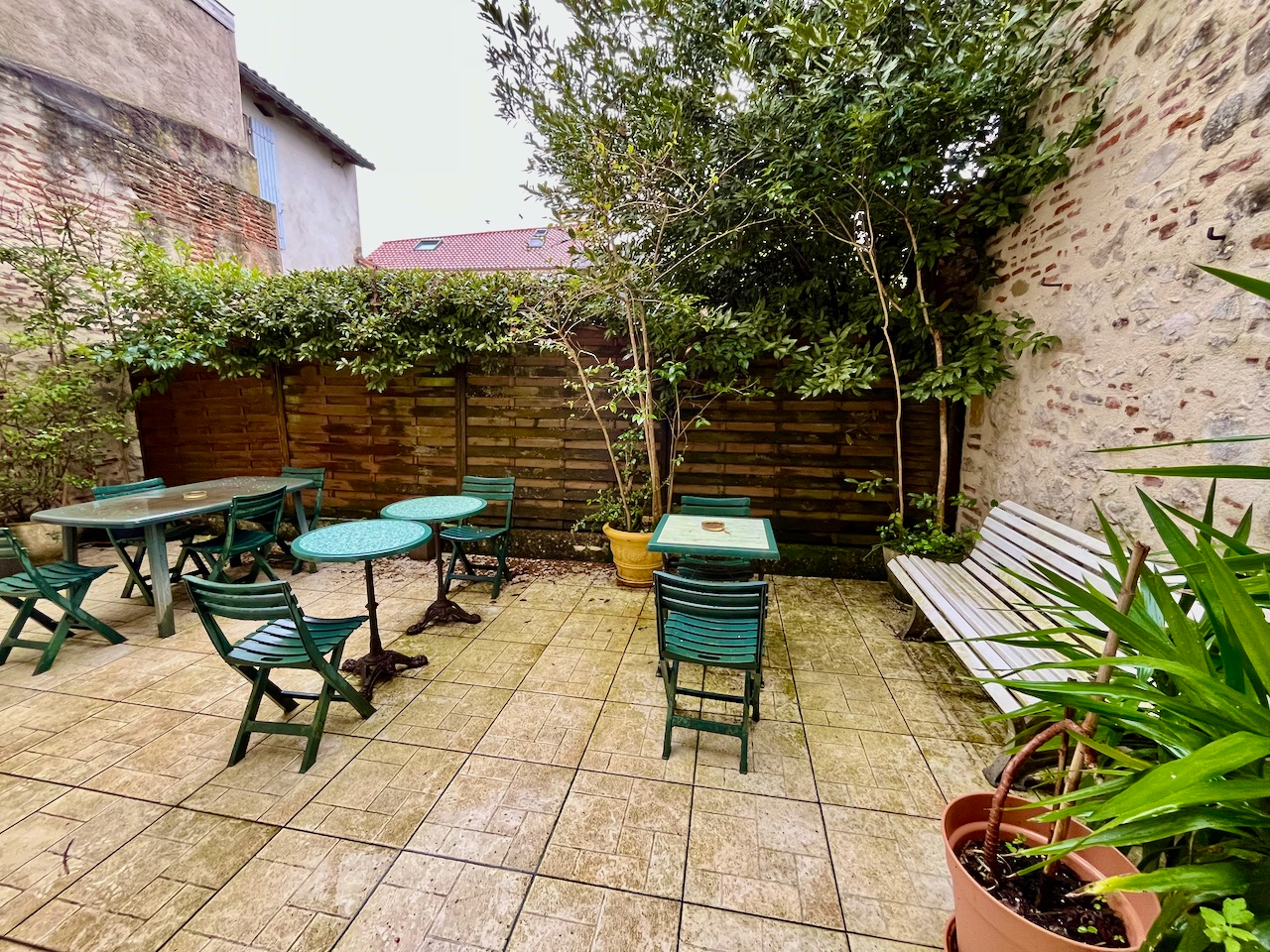 Photo Maison à Villeneuve sur Lot pour investissement locatif Cette maison de 208 m² offre un fort potentiel locatif et une configuration parfaitement adaptée à la location courte durée ou à la nuitée. Le bien se compose de cinq studios indépendants, tous équip image 2/6