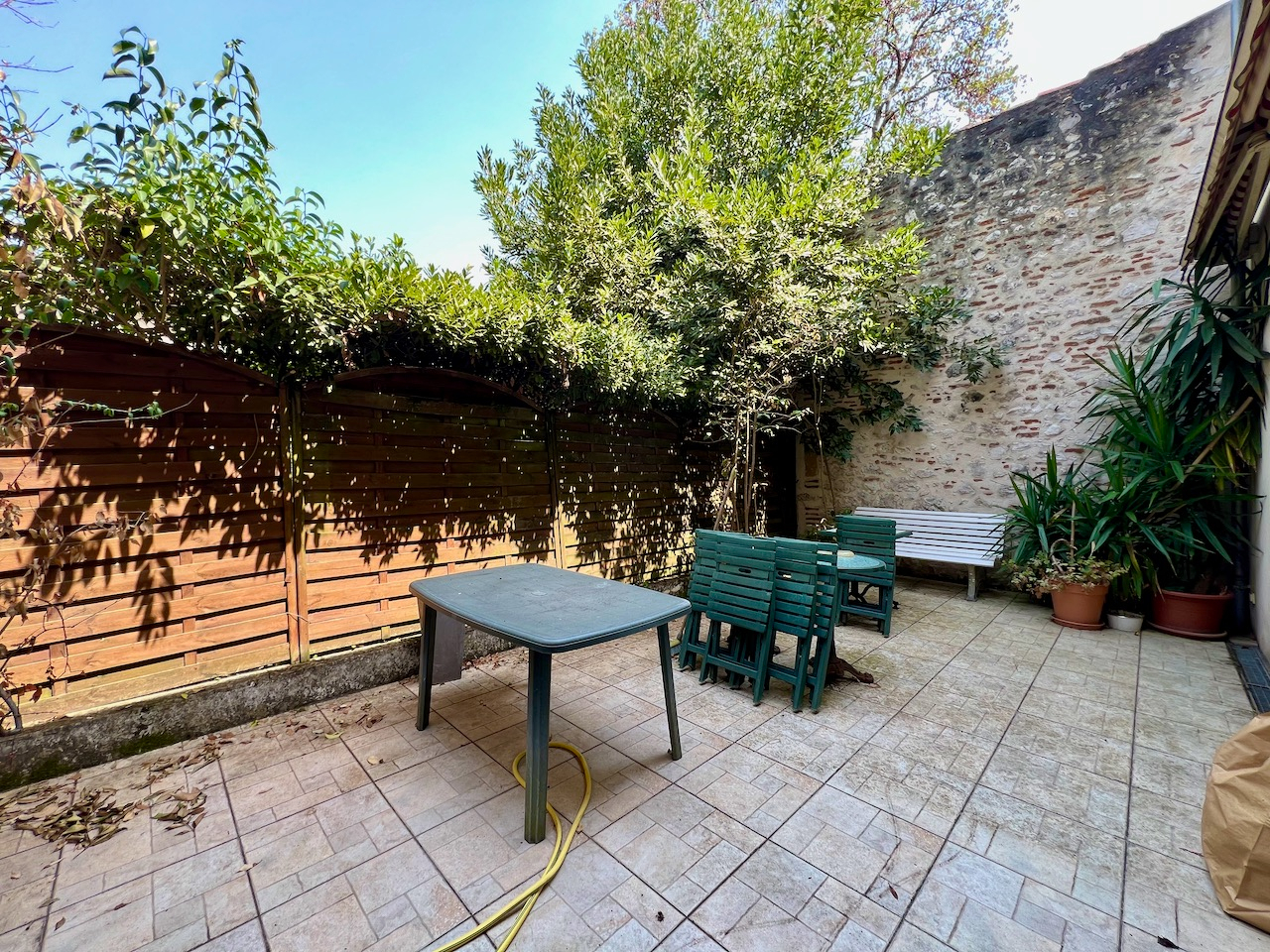 Photo Maison à Villeneuve sur Lot pour investissement locatif Cette maison de 208 m² offre un fort potentiel locatif et une configuration parfaitement adaptée à la location courte durée ou à la nuitée. Le bien se compose de cinq studios indépendants, tous équip image 3/6
