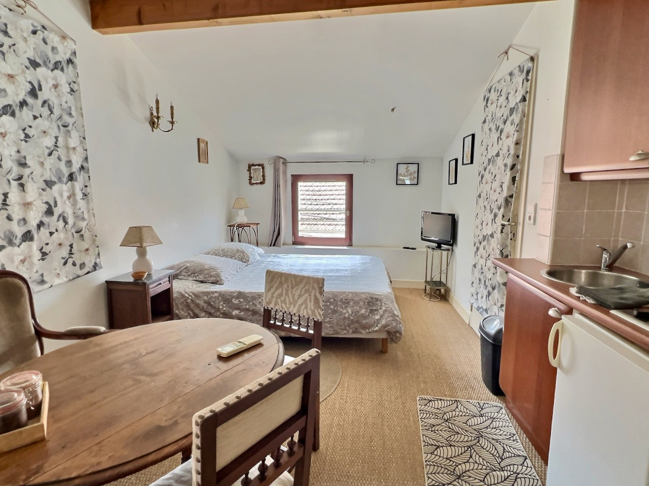 Photo Maison à Villeneuve sur Lot pour investissement locatif Cette maison de 208 m² offre un fort potentiel locatif et une configuration parfaitement adaptée à la location courte durée ou à la nuitée. Le bien se compose de cinq studios indépendants, tous équip image 6/6