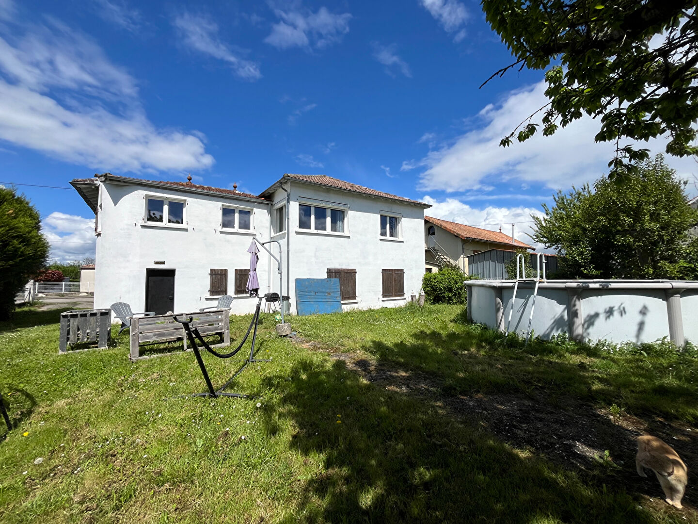 Dans un quartier calme de Villeneuve-sur-Lot, venez découvrir cette maison d'environ 93,21 m² avec un jardin de 521 m². Elle se compose à l'étage d'une entrée desservant 3 chambres de 10,44 m², 11,01 m² et 10,16 m², une cuisine équipée de 13,44 m², une be