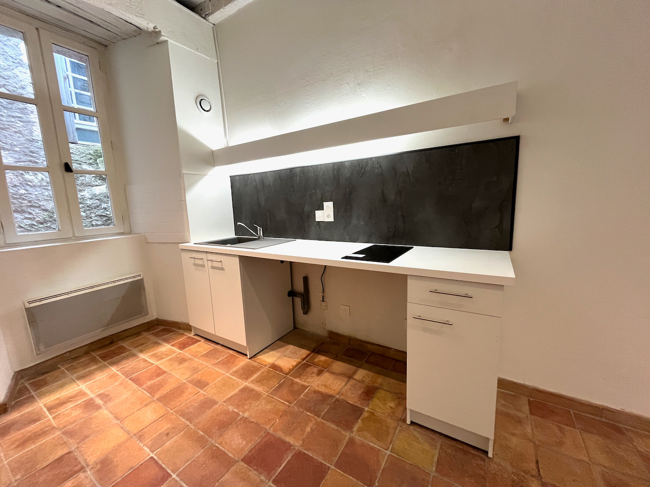 Photo Monflanquin, au coeur du village, sur la place historique, appartement T1 bis rénové de 30,8 m² situé au 1er étage sans ascenseur, avec TERRASSE partagée avec le voisin de palier. Ses atouts : * son emplacement dans ce magnifique village dont Janouille no image 2/6