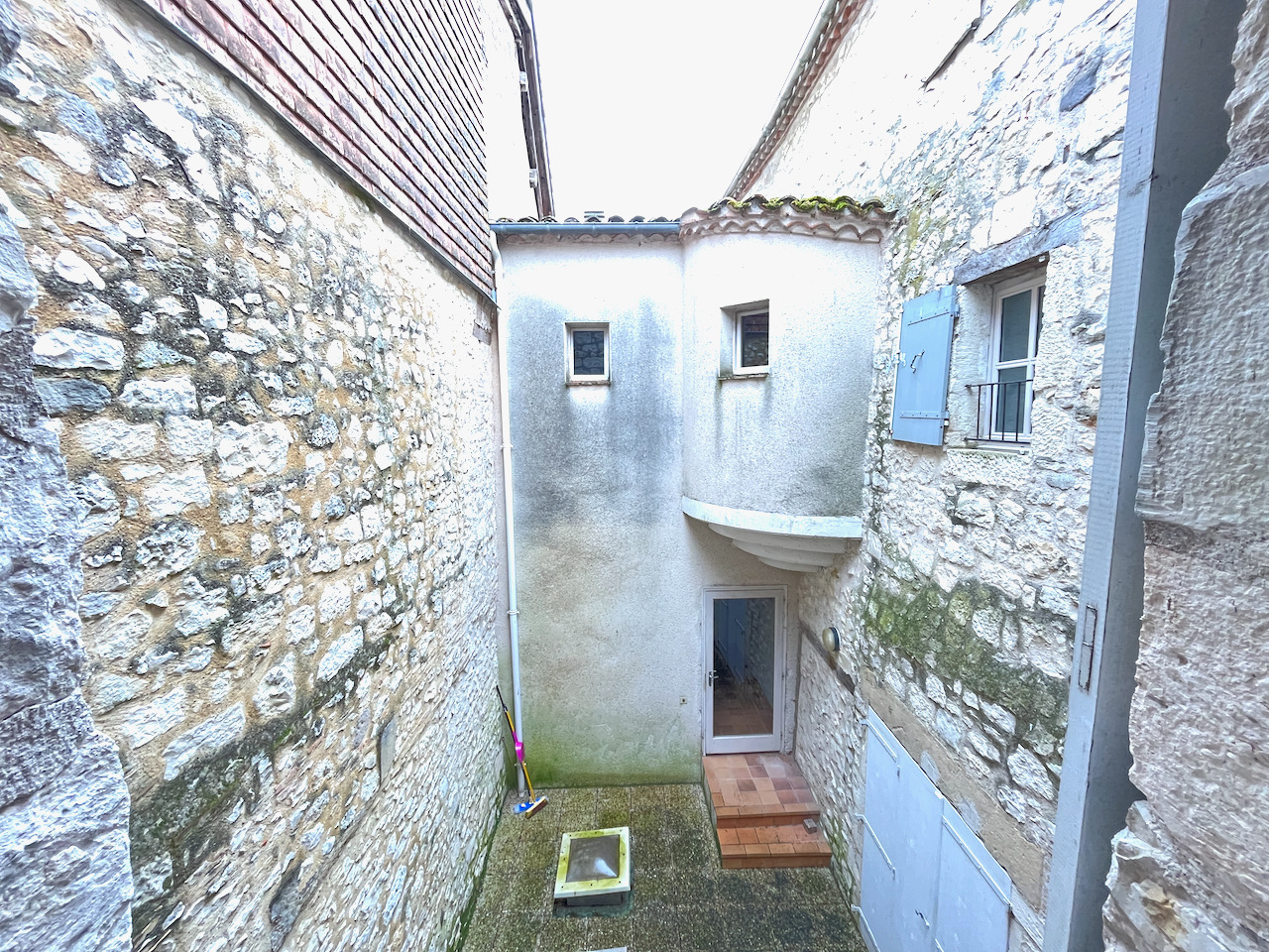 Photo Monflanquin, au coeur du village, sur la place historique, appartement T1 bis rénové de 30,8 m² situé au 1er étage sans ascenseur, avec TERRASSE partagée avec le voisin de palier. Ses atouts : * son emplacement dans ce magnifique village dont Janouille no image 3/6