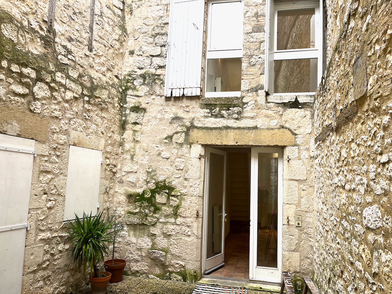 Photo Monflanquin, au coeur du village, sur la place historique, appartement T1 bis rénové de 30,8 m² situé au 1er étage sans ascenseur, avec TERRASSE partagée avec le voisin de palier. Ses atouts : * son emplacement dans ce magnifique village dont Janouille no image 4/6