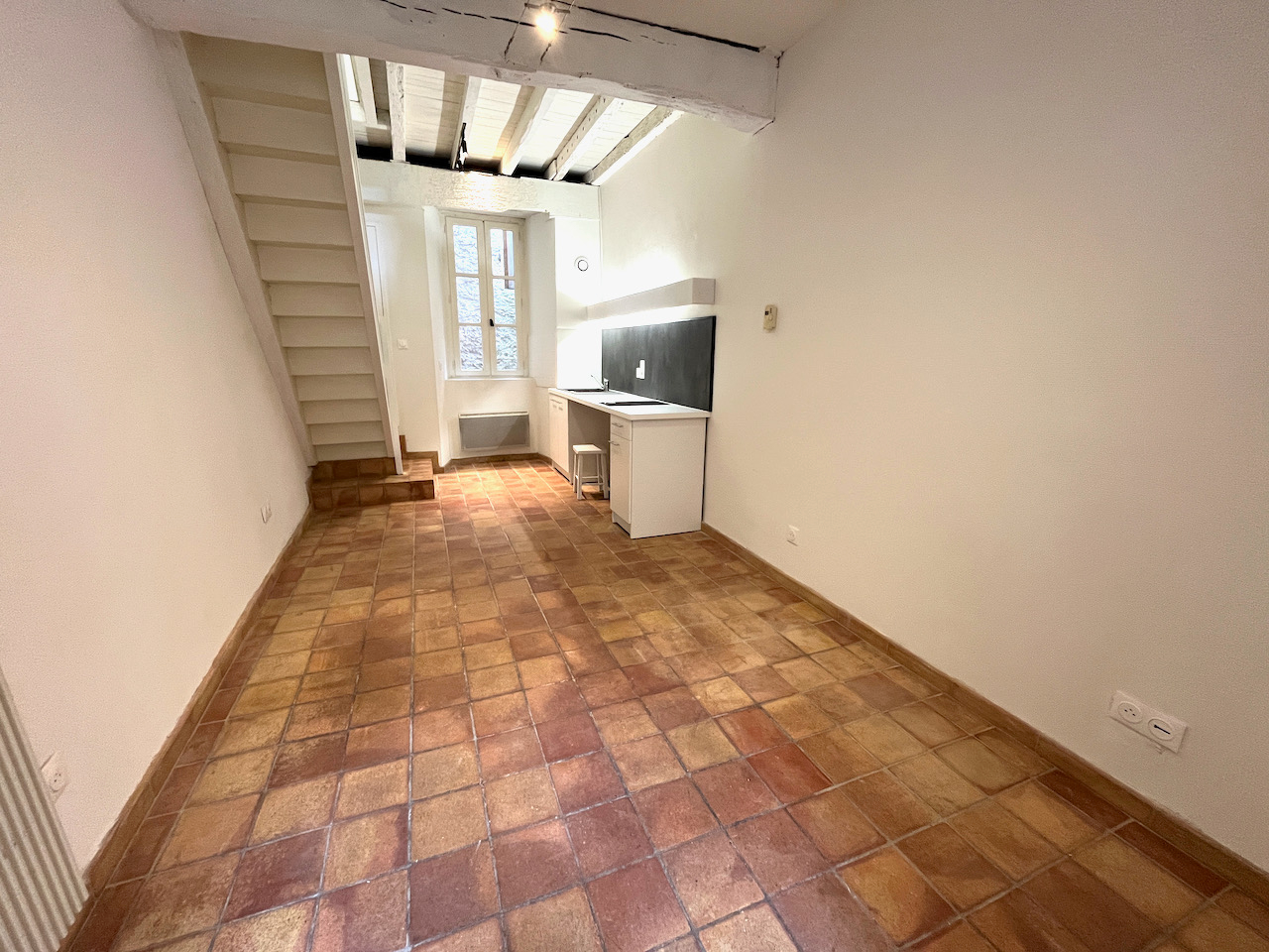 Photo Monflanquin, au coeur du village, sur la place historique, appartement T1 bis rénové de 30,8 m² situé au 1er étage sans ascenseur, avec TERRASSE partagée avec le voisin de palier. Ses atouts : * son emplacement dans ce magnifique village dont Janouille no image 5/6
