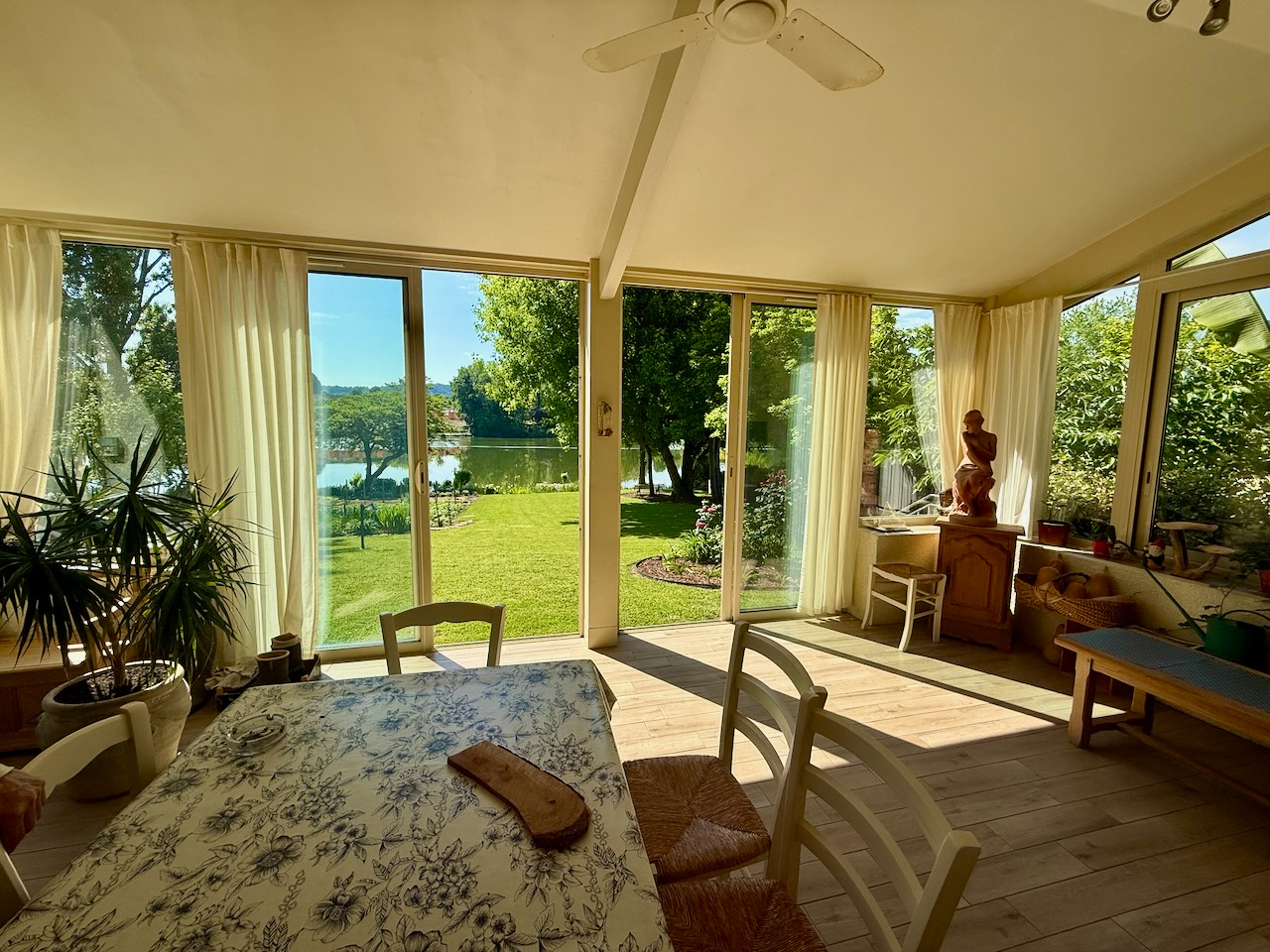 Photo Vous cherchez une maison au bord du lot avec un accès avec ponton ? Ne cherchez plus venez découvrir cette magnifique maison de plus de 150m2 sur un terrain de 2100m2. Ceci est une pépite ! Amoureux du jardin et de la nature vous serez comblés. La maison image 2/6