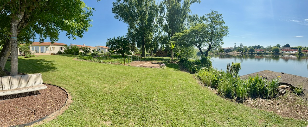 Photo Vous cherchez une maison au bord du lot avec un accès avec ponton ? Ne cherchez plus venez découvrir cette magnifique maison de plus de 150m2 sur un terrain de 2100m2. Ceci est une pépite ! Amoureux du jardin et de la nature vous serez comblés. La maison image 4/6