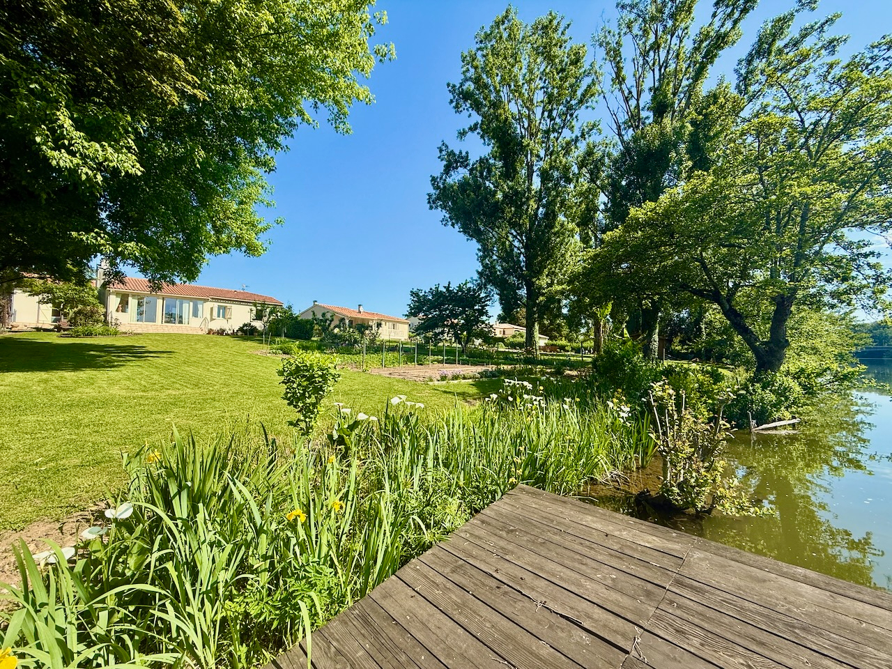 Photo Vous cherchez une maison au bord du lot avec un accès avec ponton ? Ne cherchez plus venez découvrir cette magnifique maison de plus de 150m2 sur un terrain de 2100m2. Ceci est une pépite ! Amoureux du jardin et de la nature vous serez comblés. La maison image 5/6