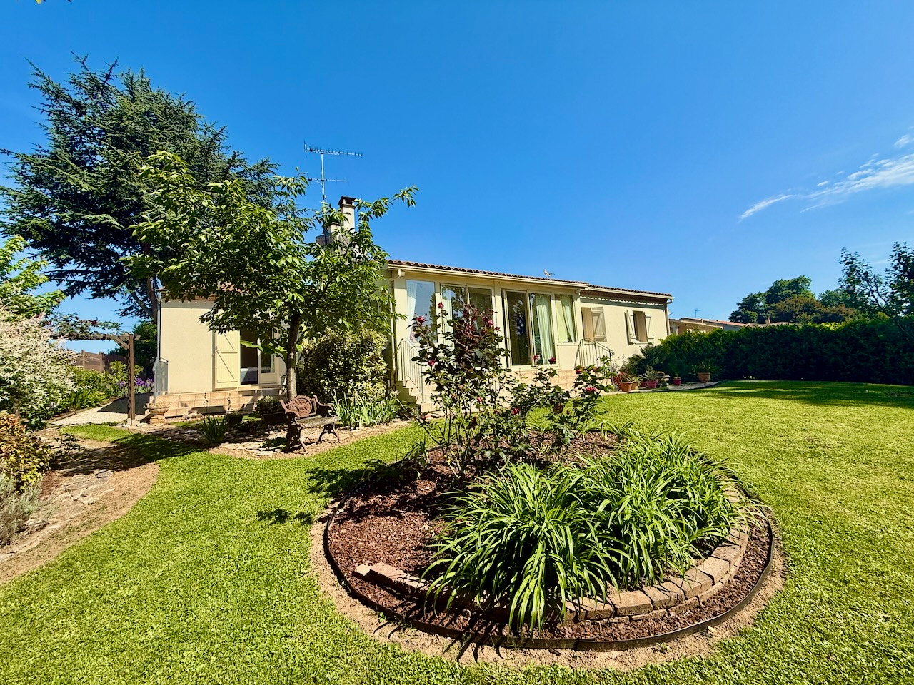 Photo Vous cherchez une maison au bord du lot avec un accès avec ponton ? Ne cherchez plus venez découvrir cette magnifique maison de plus de 150m2 sur un terrain de 2100m2. Ceci est une pépite ! Amoureux du jardin et de la nature vous serez comblés. La maison image 6/6