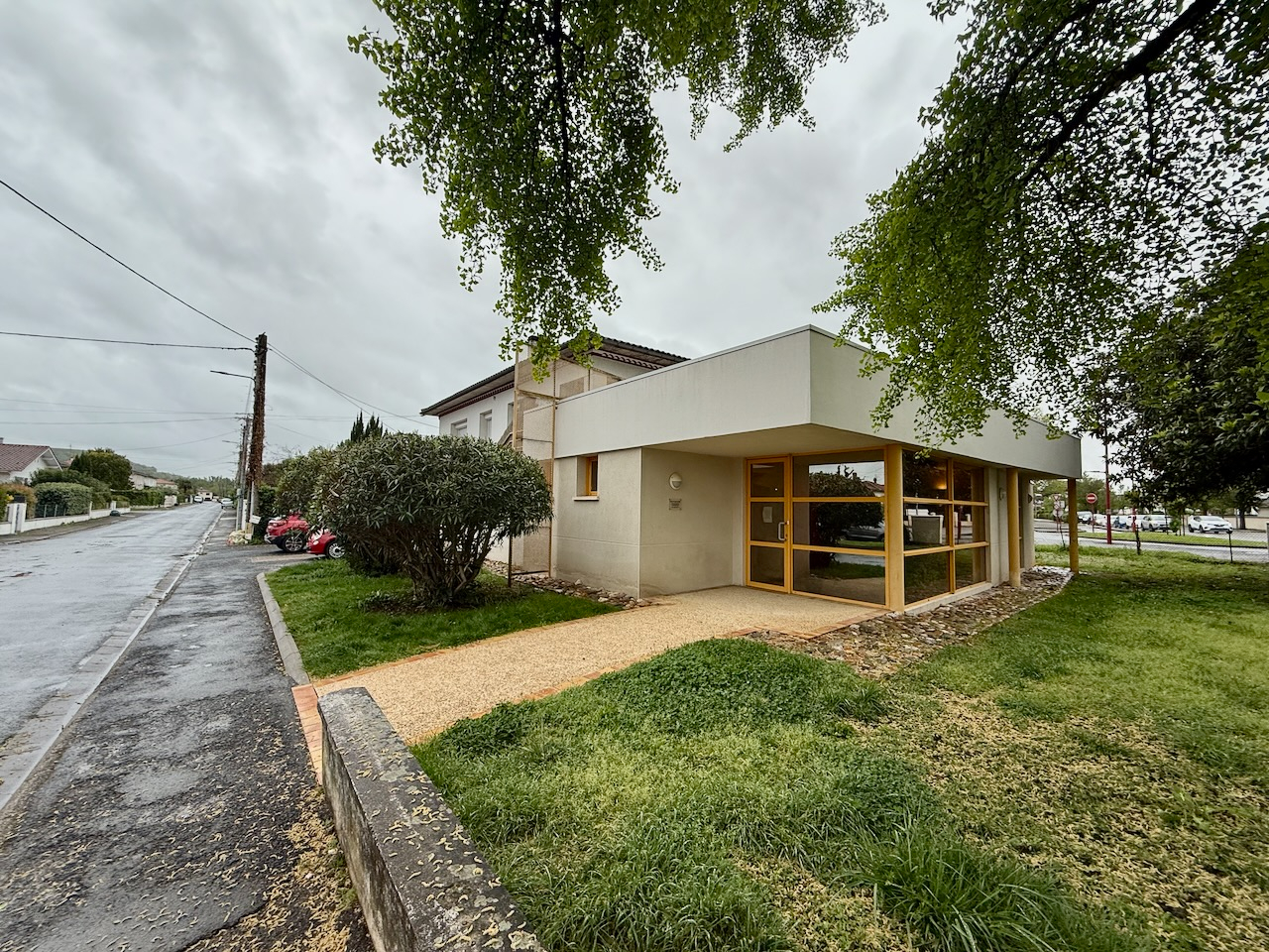 Villeneuve sur Lot, avenue de Fumel, sur axe sortant passant, avec des places de parking gratuites à proximité, local  de 189 m2 en très bon état  composé actuellement d'une grande surface d'accueil avec sanitaires pour PMR, 3 bureaux spacieux de 25 m2 av