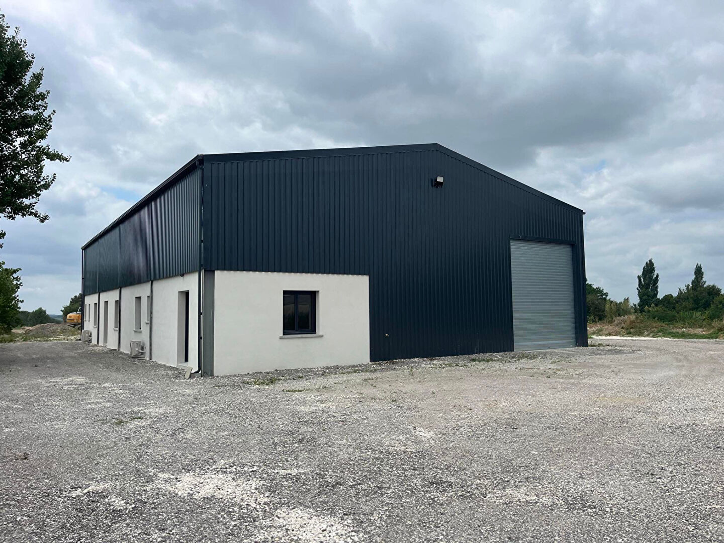 Local professionnel NEUF à CANCON, proche N21 avec accès facile pour camions, d'environ 215 m² avec son parc extérieur attenant. L'entrepôt principal de 155 m² a une grande porte et est attenant aux bureaux d'une surface de 60 m2 (2 bureaux, un hall d'ent