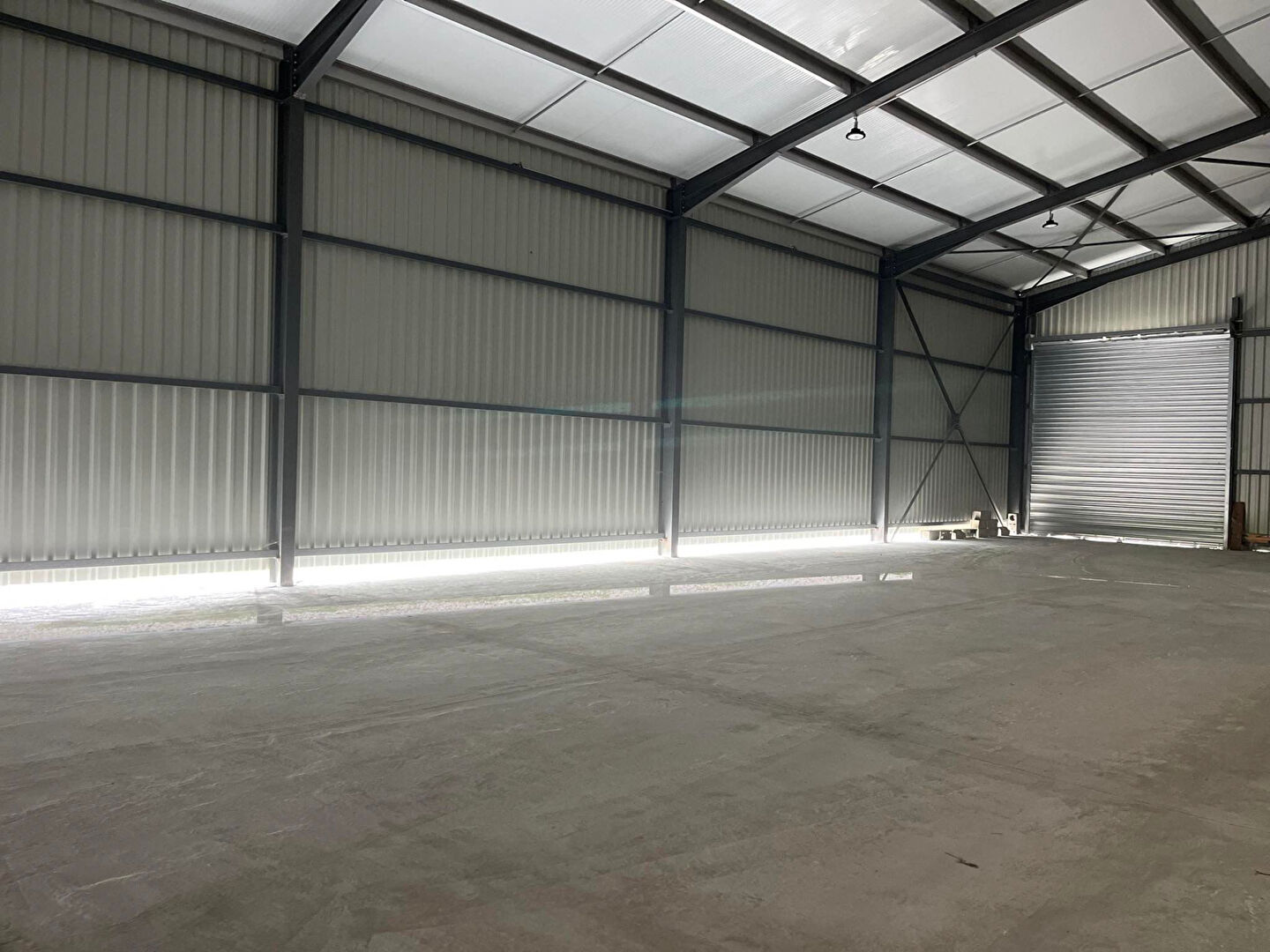 Photo Local professionnel NEUF à CANCON, proche N21 avec accès facile pour camions, d'environ 215 m² avec son parc extérieur attenant. L'entrepôt principal de 155 m² a une grande porte et est attenant aux bureaux d'une surface de 60 m2 (2 bureaux, un hall d'ent image 4/6