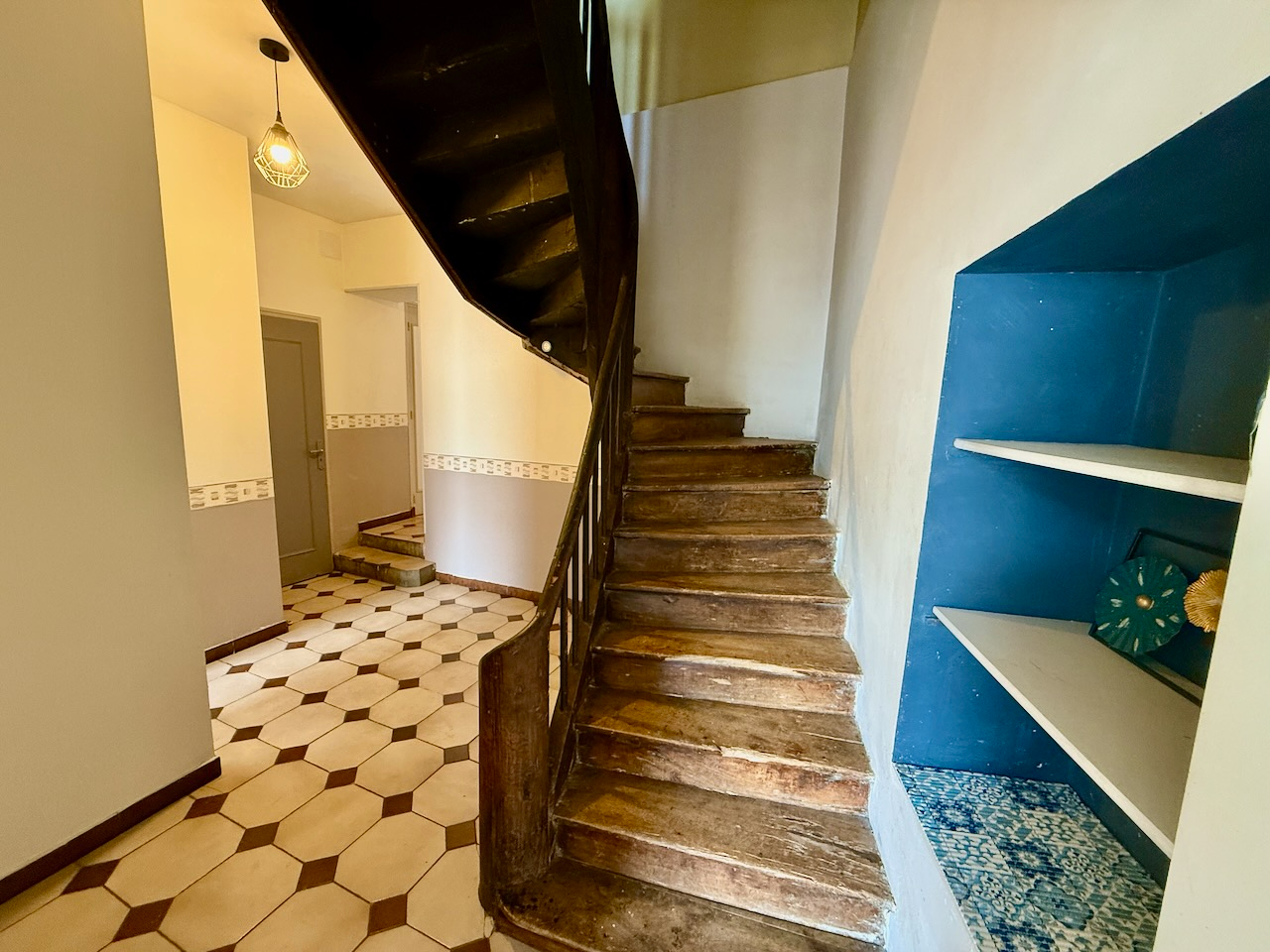 Immeuble de rapport. Vous cherchez un investissement locatif intéressant ?  Cet immeuble est pour vous. Il est composé de 3 lots dont 2 loués. Le local en rez-de-chaussée est loué 300 il mesure plus de 200m2, m'appartement en duplex est loué 450 depuis