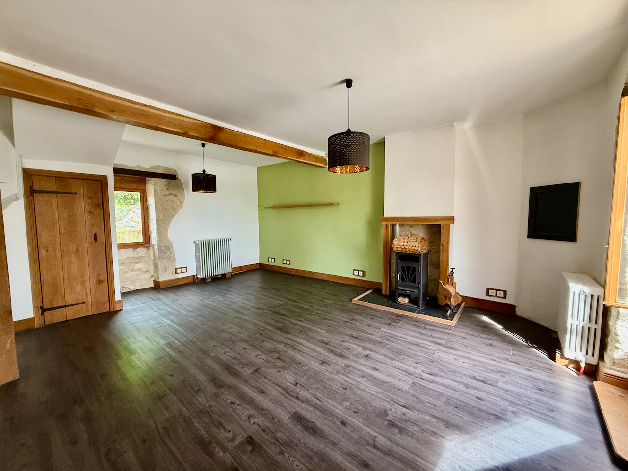 Photo À seulement 5 minutes de Villeréal avec toutes les commodités et à 25 min de Bergerac ou Villeneuve-sur-Lot, découvrez cette charmante demeure en pierre et bois, alliant caractère et confort moderne. Sur trois niveaux, elle offre une entrée avec placard e image 2/6