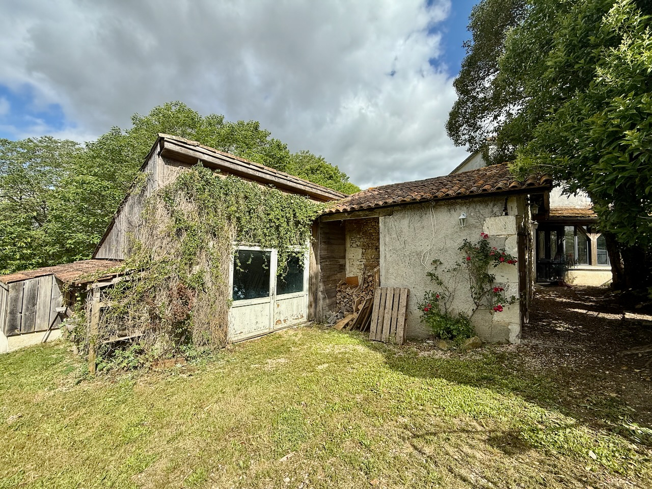 Photo À seulement 5 minutes de Villeréal avec toutes les commodités et à 25 min de Bergerac ou Villeneuve-sur-Lot, découvrez cette charmante demeure en pierre et bois, alliant caractère et confort moderne. Sur trois niveaux, elle offre une entrée avec placard e image 3/6