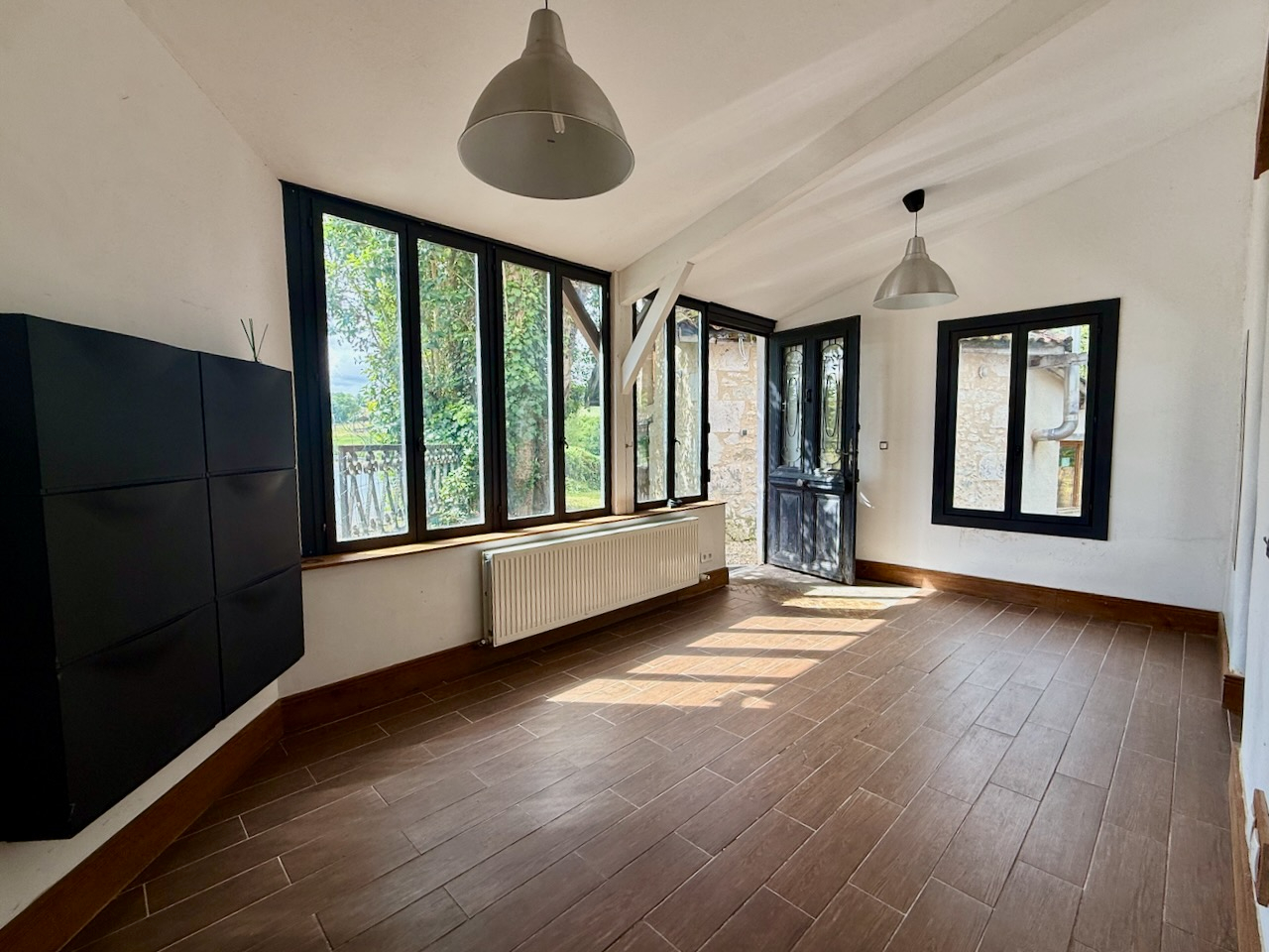 Photo À seulement 5 minutes de Villeréal avec toutes les commodités et à 25 min de Bergerac ou Villeneuve-sur-Lot, découvrez cette charmante demeure en pierre et bois, alliant caractère et confort moderne. Sur trois niveaux, elle offre une entrée avec placard e image 4/6