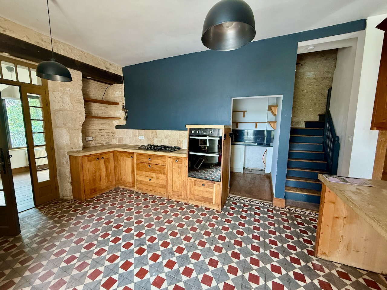 Photo À seulement 5 minutes de Villeréal avec toutes les commodités et à 25 min de Bergerac ou Villeneuve-sur-Lot, découvrez cette charmante demeure en pierre et bois, alliant caractère et confort moderne. Sur trois niveaux, elle offre une entrée avec placard e image 5/6
