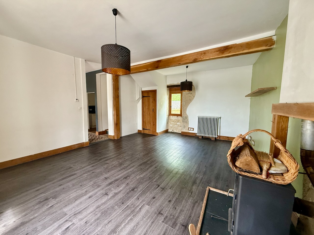 Photo À seulement 5 minutes de Villeréal avec toutes les commodités et à 25 min de Bergerac ou Villeneuve-sur-Lot, découvrez cette charmante demeure en pierre et bois, alliant caractère et confort moderne. Sur trois niveaux, elle offre une entrée avec placard e image 6/6