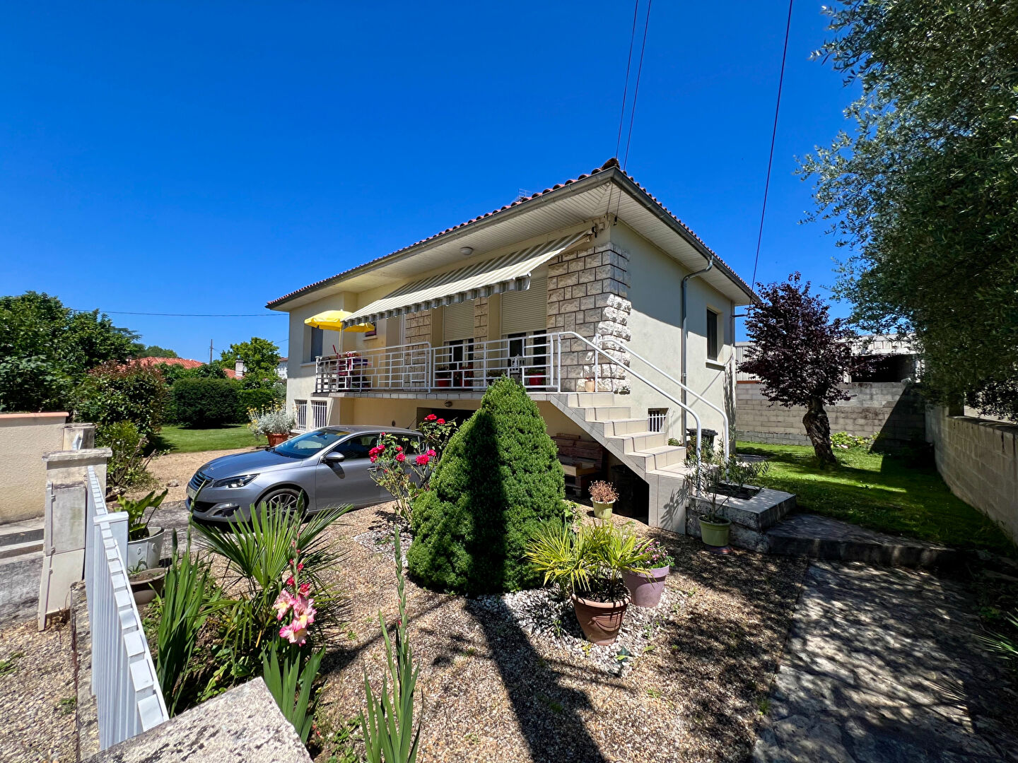 Secteur Villeneuve-sur-Lot, dans un quartier calme et recherché, venez découvrir cette charmante maison semi-enterrée de 98,24 m², avec un jardin de 547 m², située à proximité immédiate des commodités. À l'étage, une entrée dessert un salon/séjour lumineu