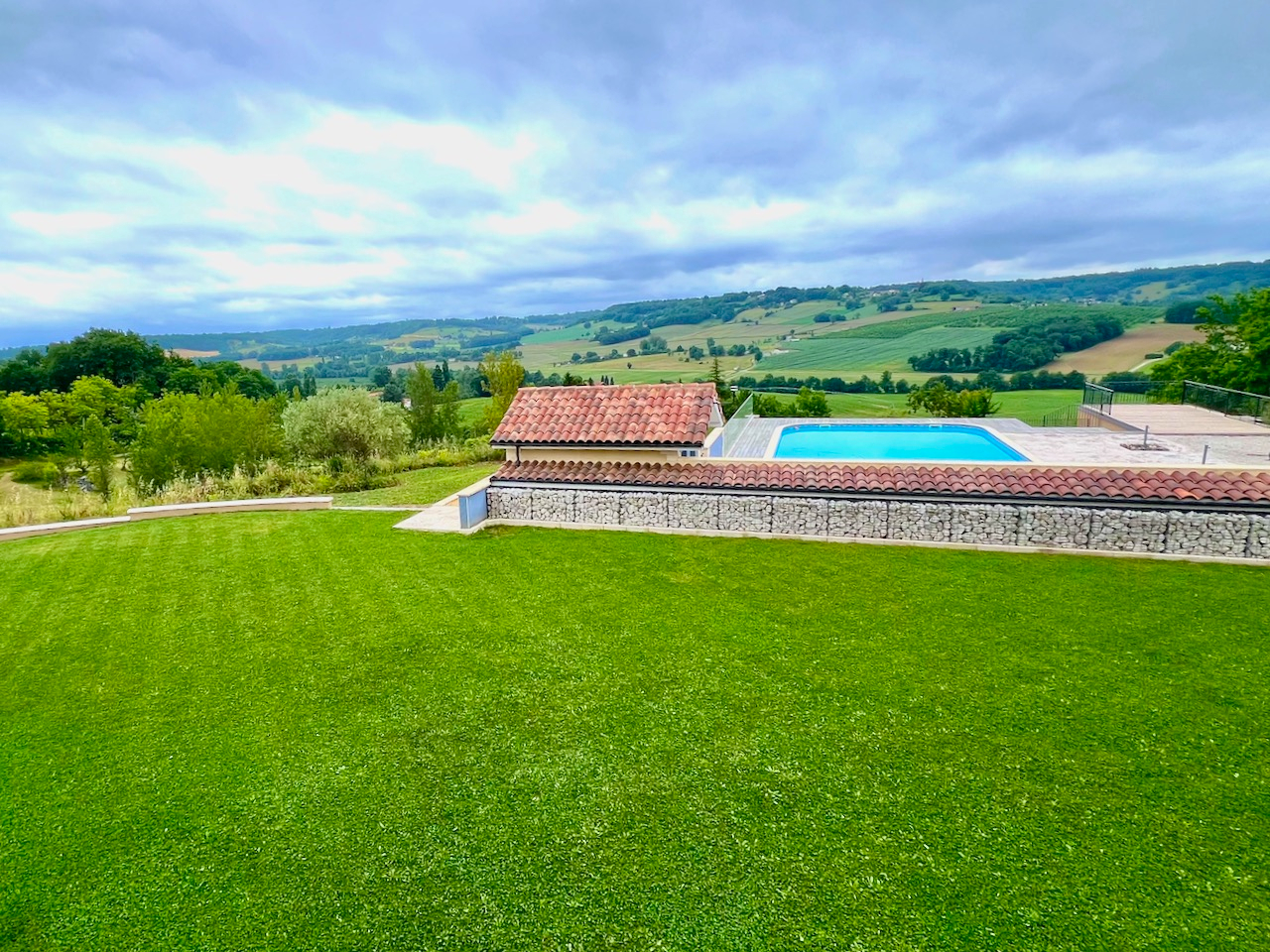 Photo Maison de prestige d'environ 423m2 avec vue panoramique, piscine, gîte indépendant de 80m2 et prestations haut de gamme dans le secteur de Villeneuve-sur-Lot, Lot-et-Garonne. Nichée sur les hauteurs  des belles collines proches de Villeneuve-sur-Lot ( à 2 image 2/6