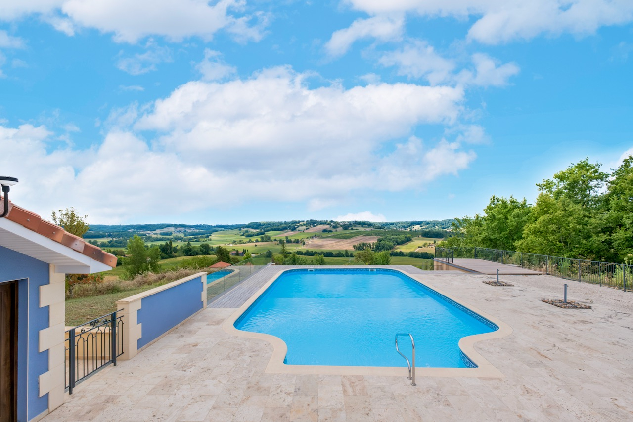 Photo Maison de prestige d'environ 423m2 avec vue panoramique, piscine, gîte indépendant de 80m2 et prestations haut de gamme dans le secteur de Villeneuve-sur-Lot, Lot-et-Garonne. Nichée sur les hauteurs  des belles collines proches de Villeneuve-sur-Lot ( à 2 image 3/6