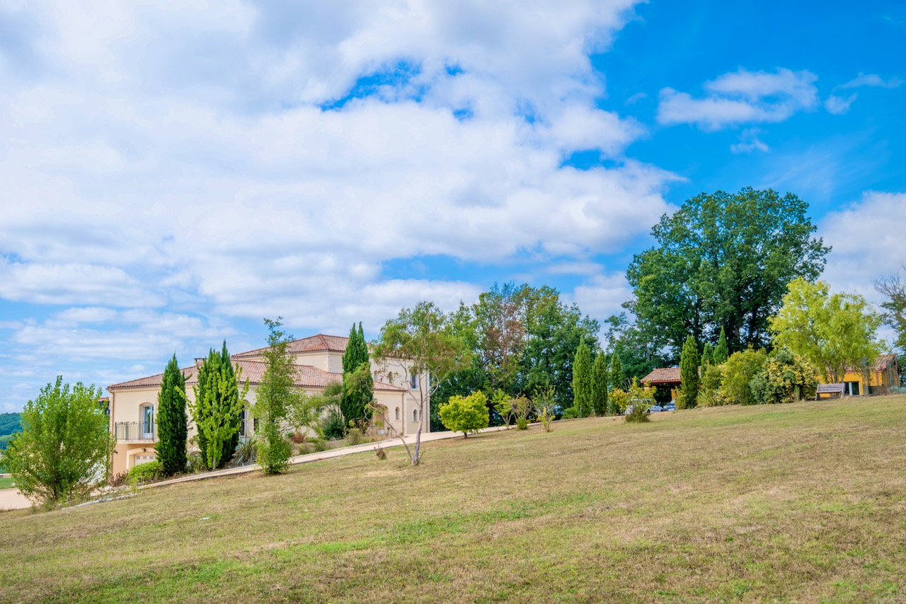 Photo Maison de prestige d'environ 423m2 avec vue panoramique, piscine, gîte indépendant de 80m2 et prestations haut de gamme dans le secteur de Villeneuve-sur-Lot, Lot-et-Garonne. Nichée sur les hauteurs  des belles collines proches de Villeneuve-sur-Lot ( à 2 image 4/6