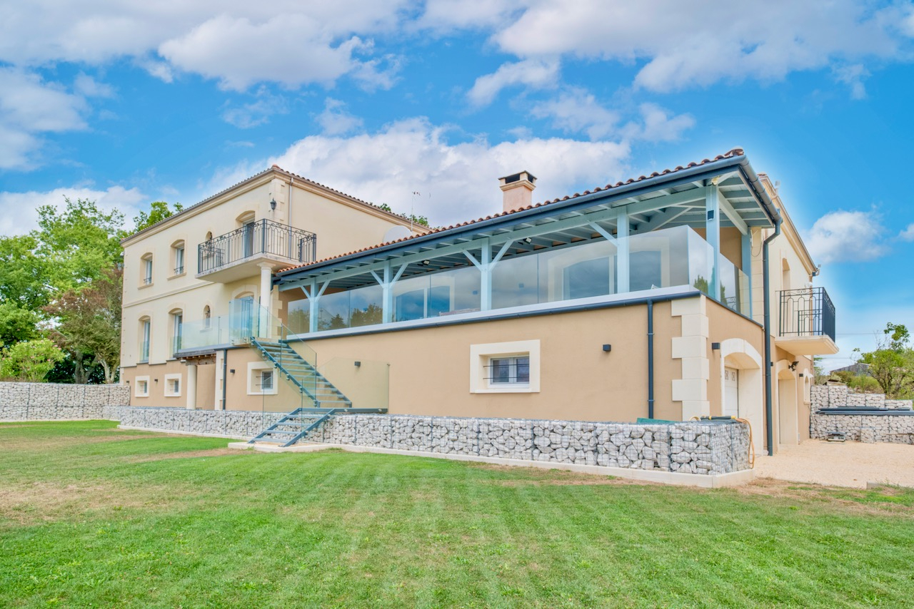 Photo Maison de prestige d'environ 423m2 avec vue panoramique, piscine, gîte indépendant de 80m2 et prestations haut de gamme dans le secteur de Villeneuve-sur-Lot, Lot-et-Garonne. Nichée sur les hauteurs  des belles collines proches de Villeneuve-sur-Lot ( à 2 image 5/6