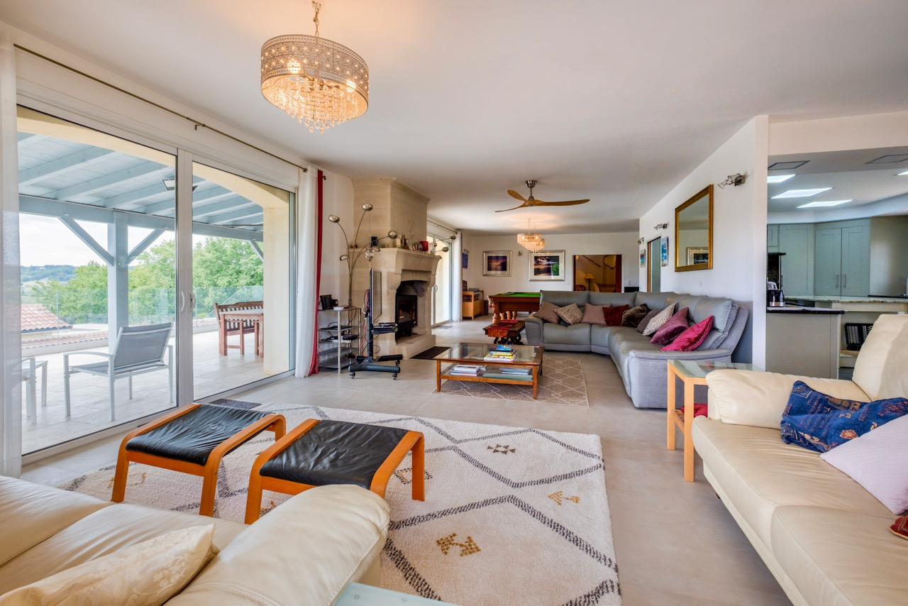 Photo Maison de prestige d'environ 423m2 avec vue panoramique, piscine, gîte indépendant de 80m2 et prestations haut de gamme dans le secteur de Villeneuve-sur-Lot, Lot-et-Garonne. Nichée sur les hauteurs  des belles collines proches de Villeneuve-sur-Lot ( à 2 image 6/6