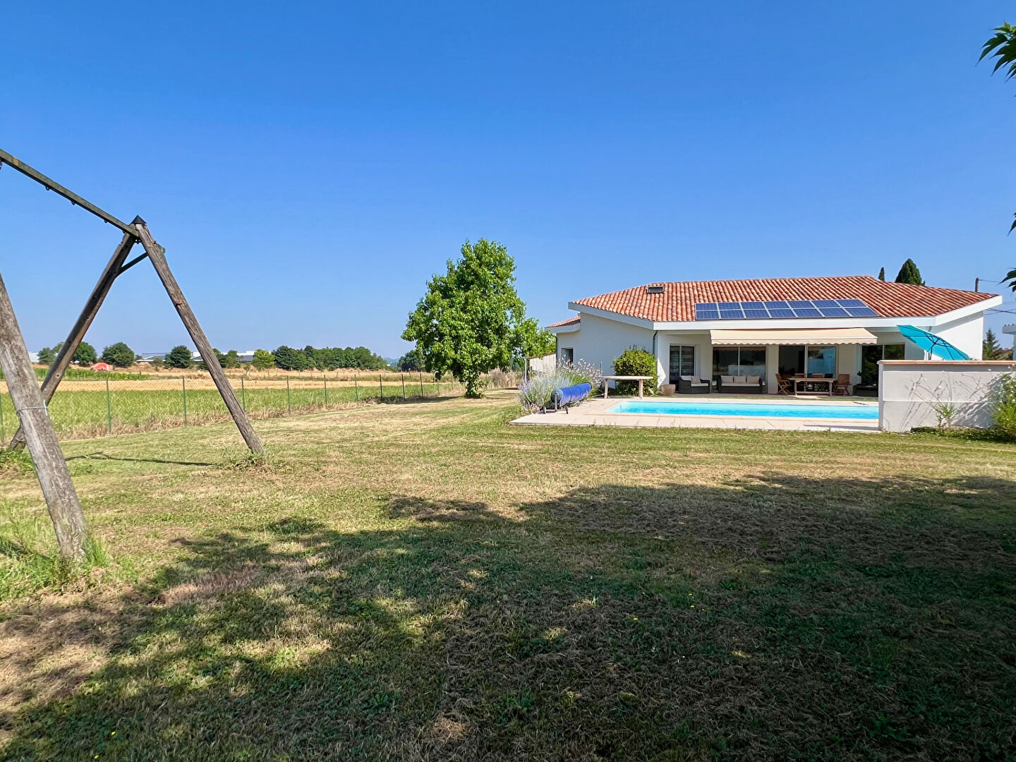 A Villeneuve sur Lot, secteur campagne à 5 minutes des commerces, belle villa d'architecte d'environ 152 m2 sur un terrain plat avec piscine de 3082 m2. Cette maison propose : - un emplacement privilégié (calme de la campagne et proximité commerces et ser