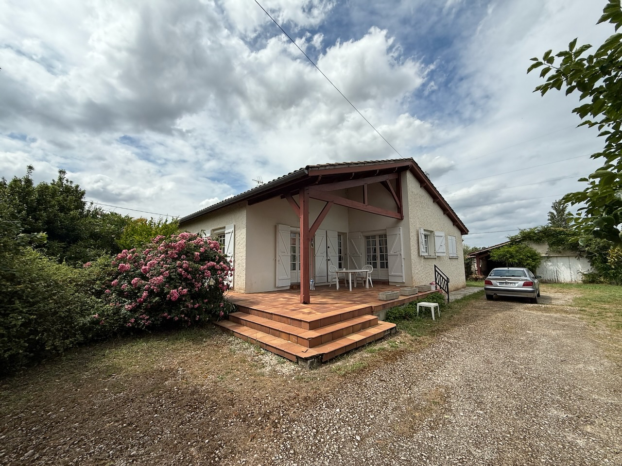 SAINTE ETIENNE DE FOUGERES. Maison de plain-pied de 127 m² à Saint-Étienne-de-Fougères (47), sur un terrain de 5 530 m²  Située sur la commune de Saint-Étienne-de-Fougères, dans le Lot-et-Garonne, découvrez cette maison construite en 1979, érigée sur vide