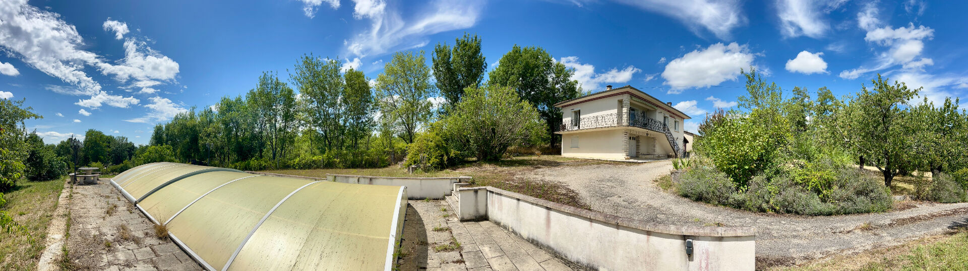Secteur Villeneuve-sur-Lot, au coeur du Lot-et-Garonne et proche de toutes les commodités, venez découvrir cette maison d'environ 130,50 m² habitables avec dépendances, sur un terrain arboré de 5 500 m². À l'étage, vous trouverez une entrée desservant un