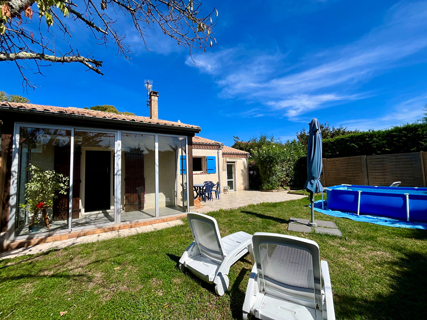 Secteur Bias, maison de plain-pied d'environ 112,93m2 avec un terrain de 625m2 . La maison se compose d'une entrée, d'un salon/séjour de 35,64m2, une cuisine équipée  indépendante de 12,07m2,  2 chambres de 11,95m2, 11,23m2, une salle d'eau de 7,81m2, une