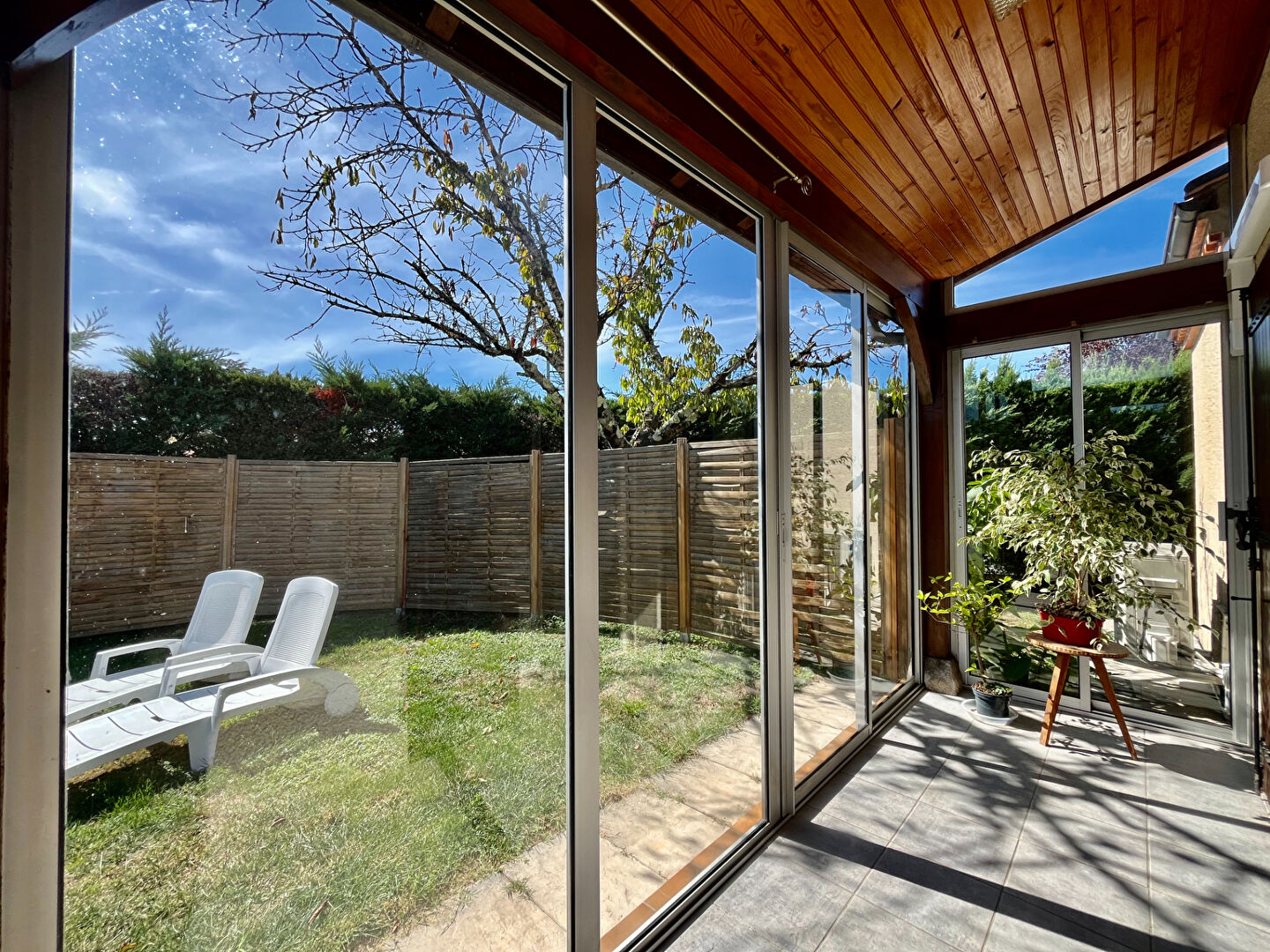 Photo Secteur Bias, maison de plain-pied d'environ 112,93m2 avec un terrain de 625m2 . La maison se compose d'une entrée, d'un salon/séjour de 35,64m2, une cuisine équipée  indépendante de 12,07m2,  2 chambres de 11,95m2, 11,23m2, une salle d'eau de 7,81m2, une image 2/6