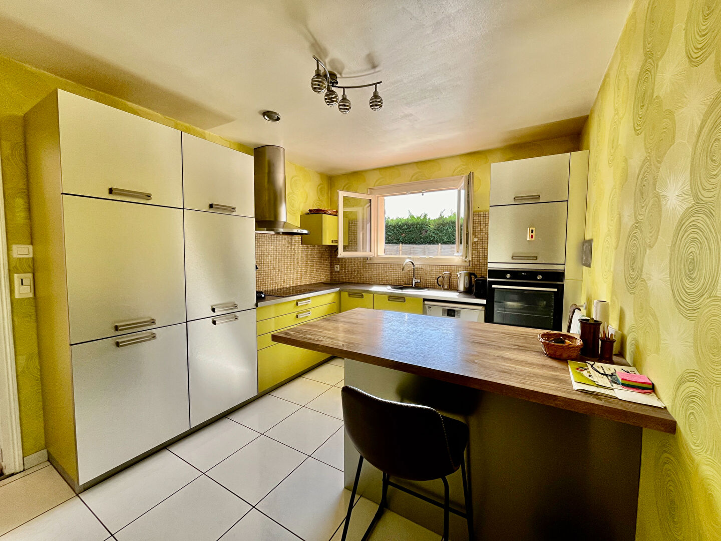 Photo Secteur Bias, maison de plain-pied d'environ 112,93m2 avec un terrain de 625m2 . La maison se compose d'une entrée, d'un salon/séjour de 35,64m2, une cuisine équipée  indépendante de 12,07m2,  2 chambres de 11,95m2, 11,23m2, une salle d'eau de 7,81m2, une image 3/6