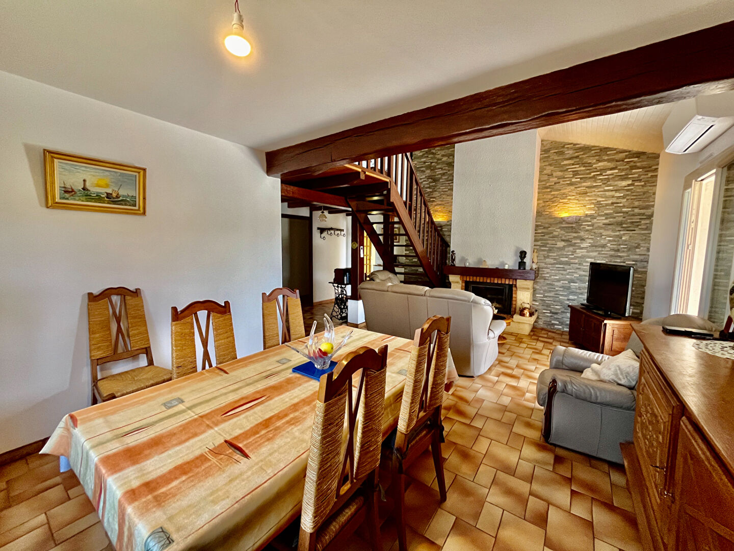 Photo Secteur Bias, maison de plain-pied d'environ 112,93m2 avec un terrain de 625m2 . La maison se compose d'une entrée, d'un salon/séjour de 35,64m2, une cuisine équipée  indépendante de 12,07m2,  2 chambres de 11,95m2, 11,23m2, une salle d'eau de 7,81m2, une image 4/6