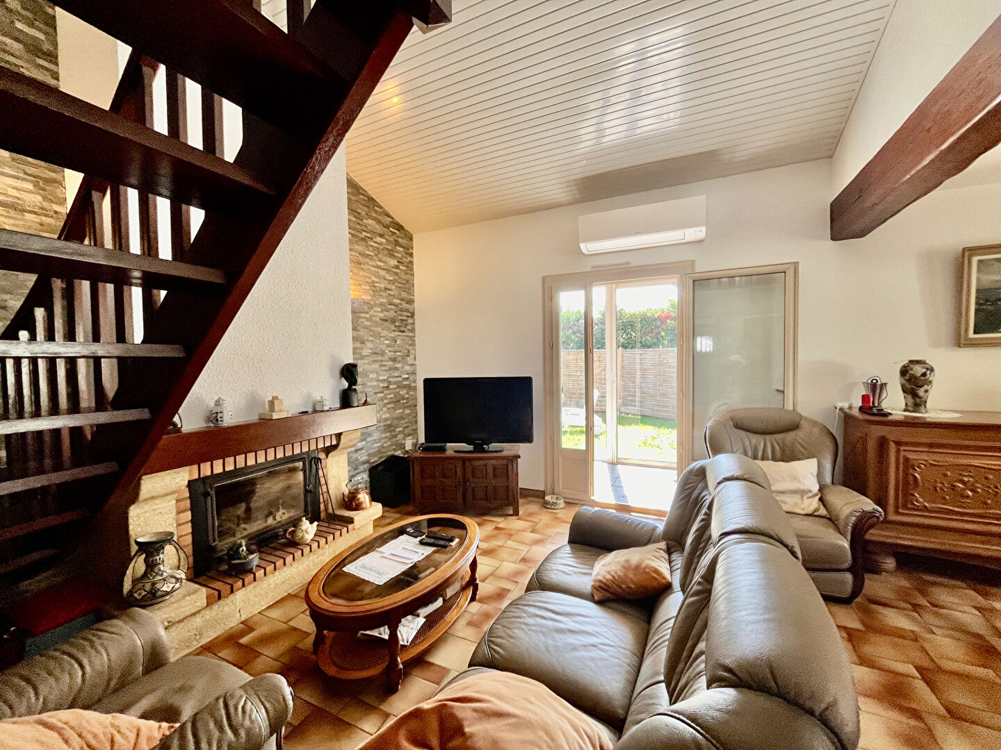 Photo Secteur Bias, maison de plain-pied d'environ 112,93m2 avec un terrain de 625m2 . La maison se compose d'une entrée, d'un salon/séjour de 35,64m2, une cuisine équipée  indépendante de 12,07m2,  2 chambres de 11,95m2, 11,23m2, une salle d'eau de 7,81m2, une image 5/6