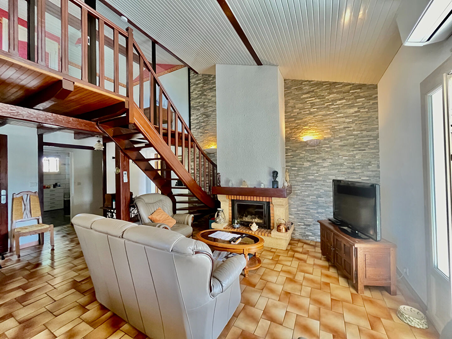 Photo Secteur Bias, maison de plain-pied d'environ 112,93m2 avec un terrain de 625m2 . La maison se compose d'une entrée, d'un salon/séjour de 35,64m2, une cuisine équipée  indépendante de 12,07m2,  2 chambres de 11,95m2, 11,23m2, une salle d'eau de 7,81m2, une image 6/6